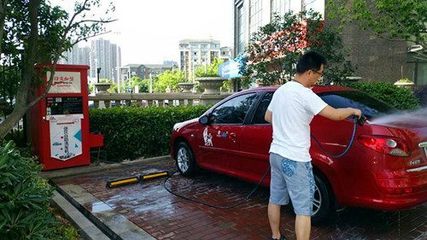洗車工轉(zhuǎn)型記 從手動擦車到自助洗車機，賺錢方式悄然升級